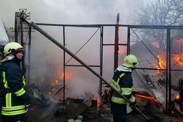 В Днепровском районе пожар в гараже повредил стоявший рядом трактор