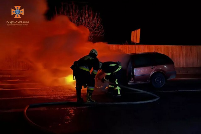 Днепровские пожарные ликвидировали возгорание легкового автомобиля на Сичеславской Набережной