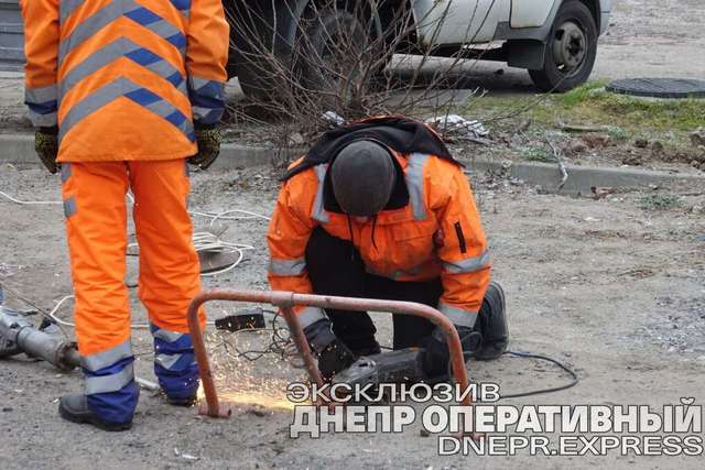 Во дворе на Маршала Малиновского в Днепре демонтировали незаконные парковочные столбики