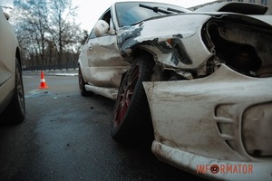У Дніпрі на Яворницького зіштовхнулись Subaru та Akura: постраждали двоє дівчат