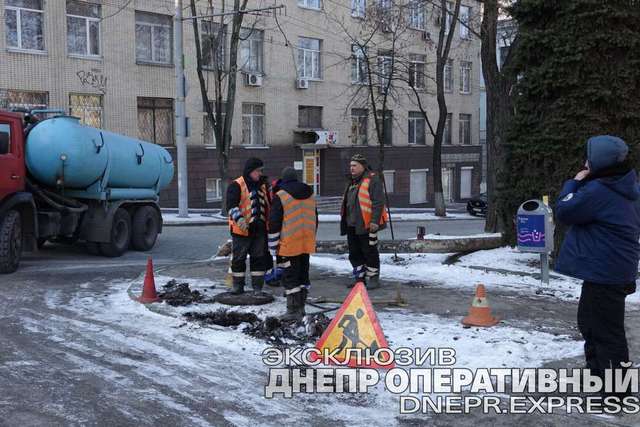 В Днепре на Сергея Ефремова прорвало канализацию: когда устранят аварию