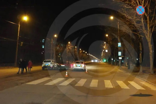 В Днепре на Богдана Хмельницкого Таврия сбила женщину на пешеходном переходе: пострадавшую госпитализировали