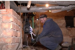 У Дніпрі в підвалі будинку на Новокримській повністю міняють сантехнічні комунікації