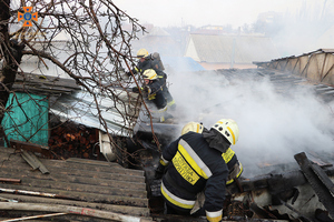 Дніпровські вогнеборці  ліквідували масштабну пожежу на вулиці Флотській