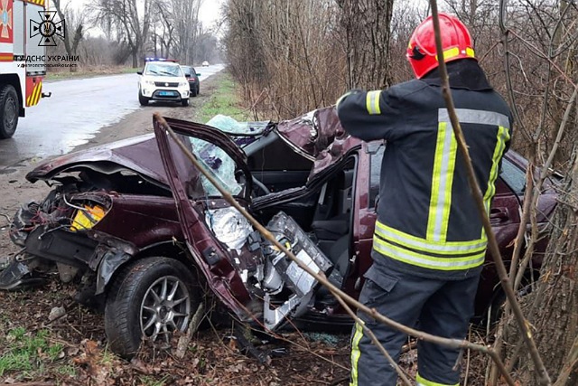 На Днепропетровщине  ВАЗ слетел с дороги и врезался в дерево: пострадал водитель