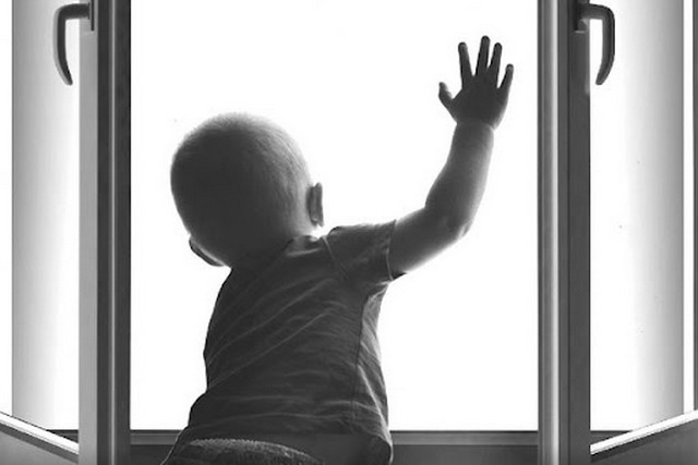 Закрой окно - спаси ребенка: полиция Днепра призывает родителей следить за детьми