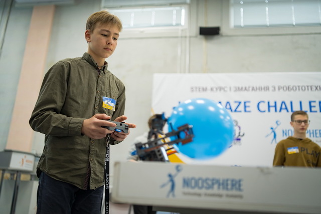 В Днепре школьники мастерили роботов и соревновались в технологической эстафете