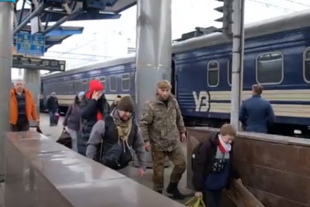 «Поезд прибывает…»: чьим голосом «говорит» железнодорожный вокзал Днепра