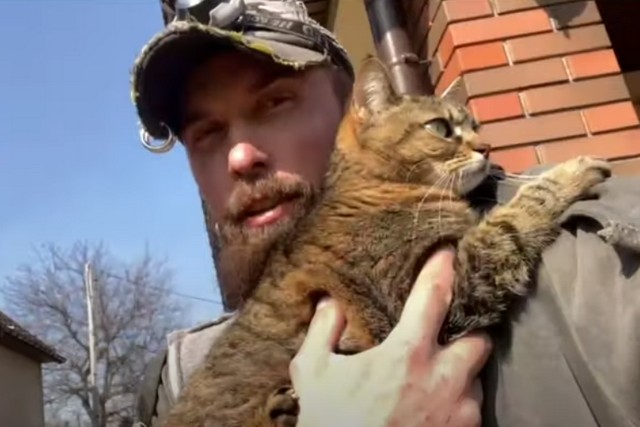 Бородатая котомамуля: как актер из Днепра спасает животных под обстрелами
