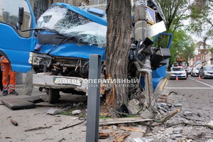 В центре Днепра грузовик въехал в столб: водителя забрала  скорая 