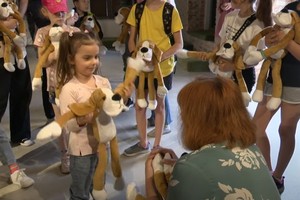 Собака Хібукі: терапевтична іграшка допомагає дітям боротися зі стресом