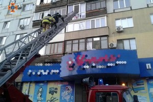 У Новомосковську 2-річна дитина зачинила матусю на балконі: рятувальники допомогли жінці попасти у квартиру