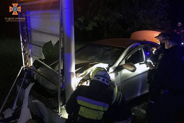 На Набережной Заводской Hyundai врезался в стелу: водитель погиб 