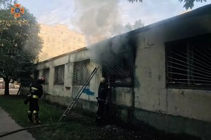 У Дніпрі вогнеборці ліквідували пожежу в неексплуатуємій будівлі на вулиці Коробова