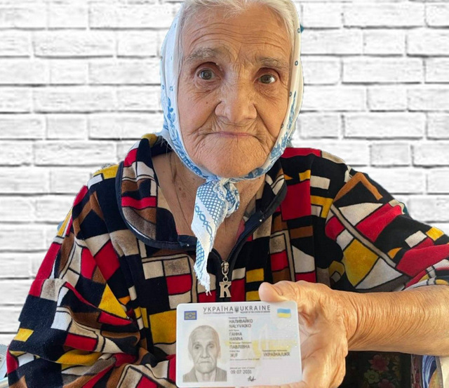 90-летняя женщина получила ID-паспорт