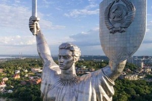 Новый опрос в «Дие»: украинцы определят судьбу герба СССР на щите Родины-матери
