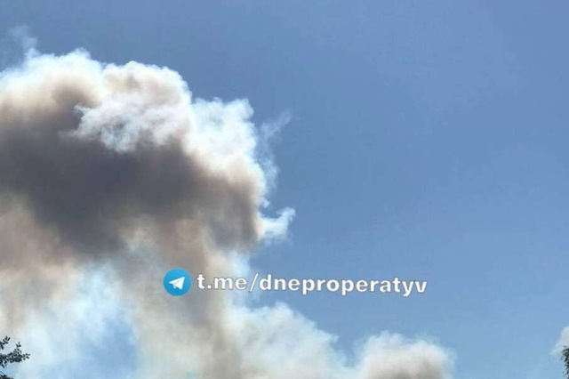 Взрыв в Днепре: на левом берегу виден столб дыма
