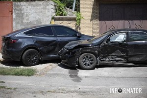 У Дніпрі на Січових Стрільців зіткнулись Volkswagen, Toyota та Tesla: є постраждалі