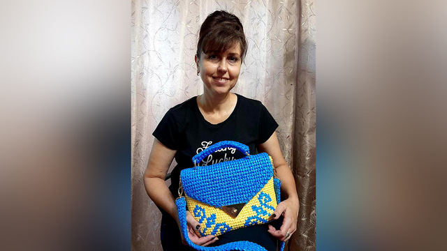 В Днепре женщина плетет сумочки из полиэтиленовых пакетов