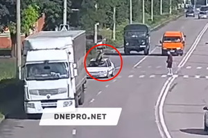 На Днепропетровщине подросток бросился под колёса автомобиля: видео момента
