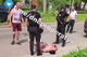 У центрі Дніпра голий чоловік напав на жінку та кинувся під машину. Патрульних, що затримали його, протаранила Audi