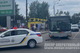 У Дніпрі біля ТЦ «Наша Правда» водій автобуса та велосипедист не поділили дорогу: відео моменту
