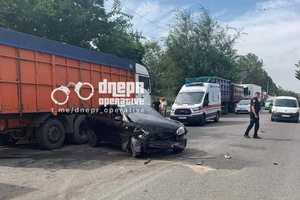Не впорався з керуванням та влетів у вантажівку: ДТП з нетверезим водієм у Дніпрі