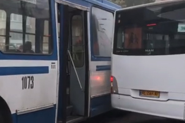 Авария на Калиновой в Днепре: столкнулись троллейбус и автобус