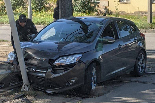 В Днепре на Макарова Ford врезался в светофор