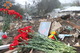 Рятувальники принесли квіти та іграшки на місце знищеного будинку, в якому загинула родина