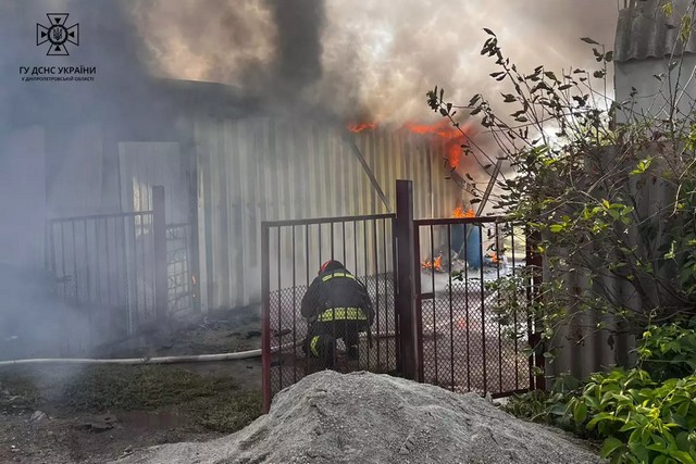 В Днепре на улице Малахова загорелся гараж с автомобилями внутри
