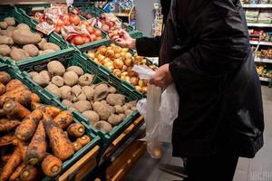 В Україні після двотижневого зростання ціни на цибулю почали знижуватись - експерти