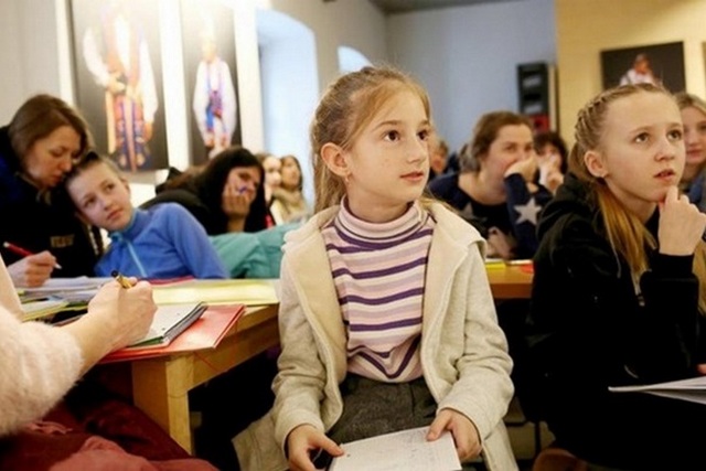 МОН подготовило брошюру на тему возвращения учеников в школы Украины