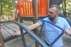 У Дніпрі ремонтують аварійні дитячі майданчики на проспекті Героїв