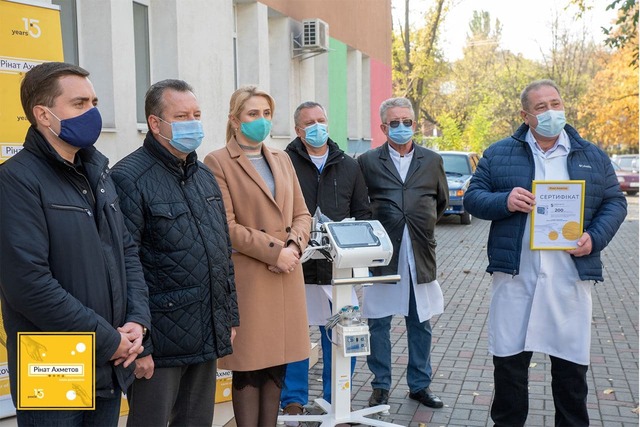 Медики Мариуполя получили пять аппаратов ИВЛ от Фонда Рината Ахметова