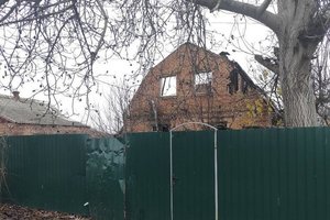 П'ять місяців під обстрілами. У Нікополі відновлюють будинки після російських атак