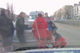 У Дніпрі поліцейський та таксист допомогли чоловікові з епілептичним нападом (відео з бодікамери)