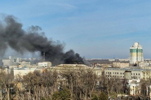 У центрі Дніпра виникла сильна пожежа на покинутому складі