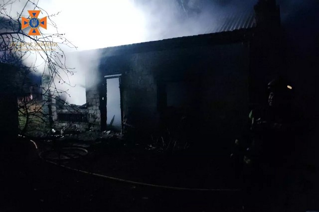 В Днепровском районе спасатели ликвидировали пожар в жилом доме