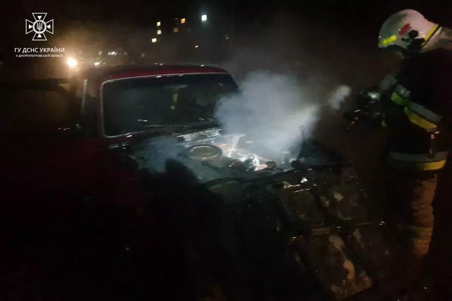 Днепровские спасатели потушили пожар в автомобиле
