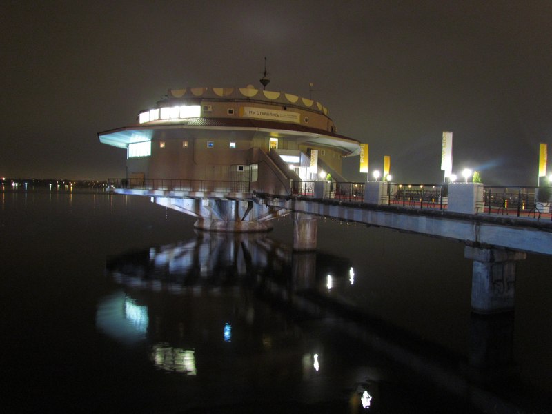  (Poplavok Music Hall)