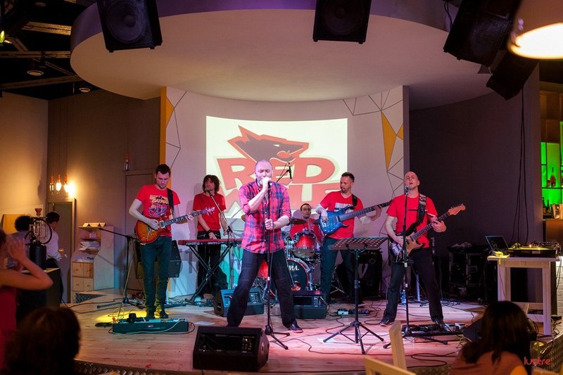   (Poplavok Music Hall)