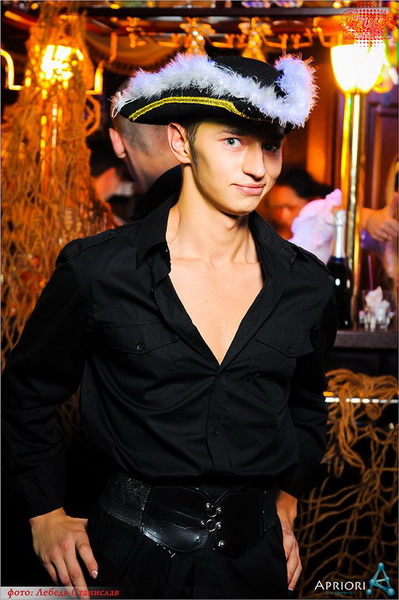  Sky gold party Josh Butler  Captain Morgan (3.10.2014, NK Paris)