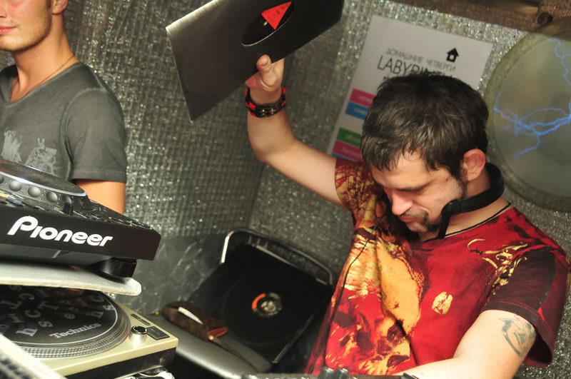  Dj  @ @  (Labyrinth)