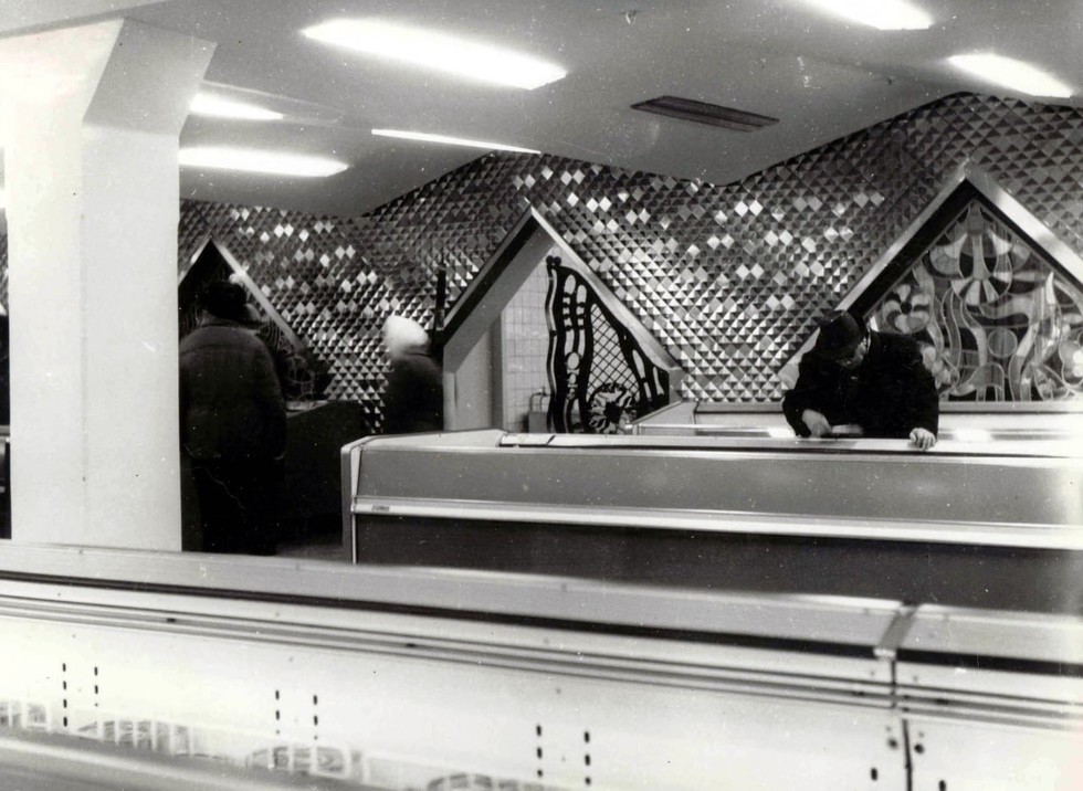     1977    